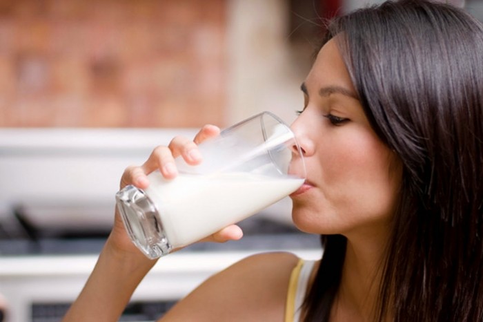 Uống sữa ấm vào buổi tối: Những lưu ý quan trọng bạn nên biết