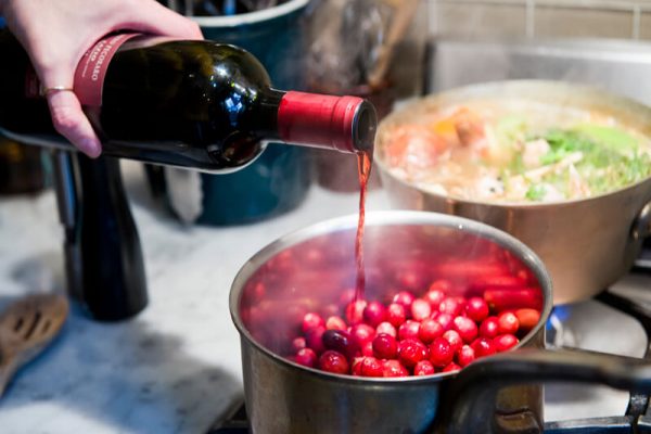Bí quyết gia tăng hương vị cho món ăn bằng rượu