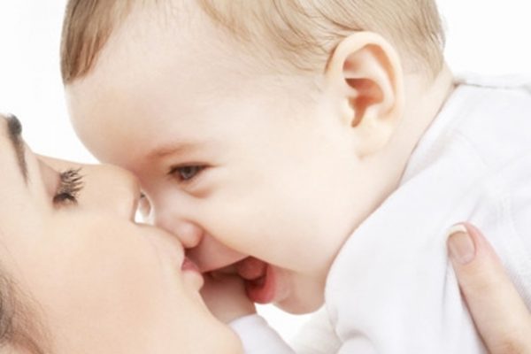 Chất đạm từ nguồn sữa mẹ mang lại dinh dưỡng cần thiết cho trẻ nhỏ.