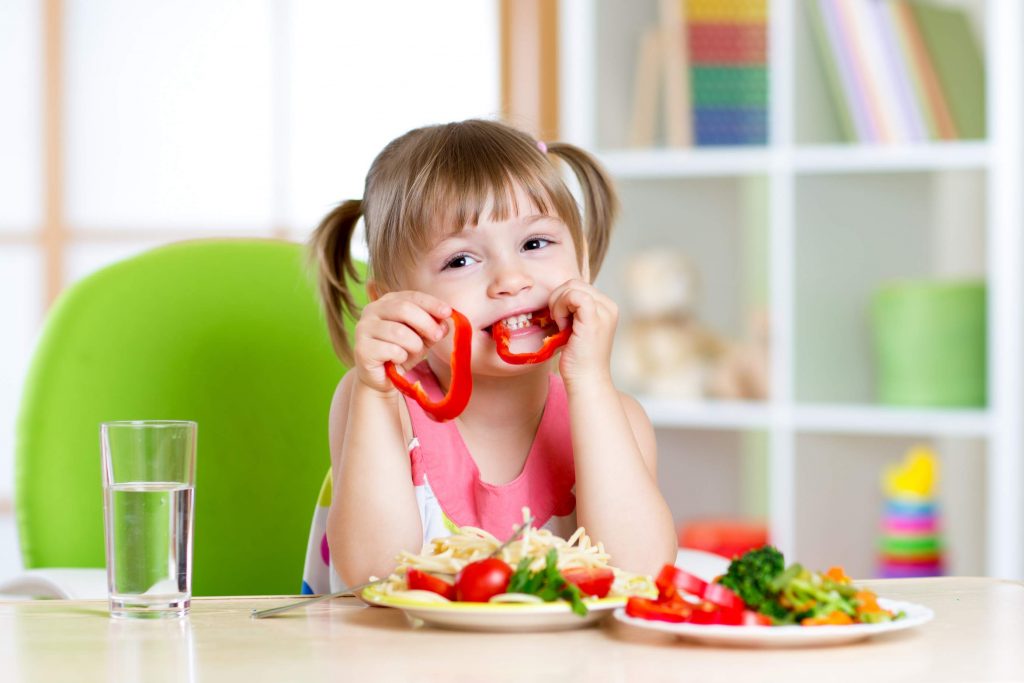 Dinh dưỡng hợp lý cho bé trong thời kì mọc răng