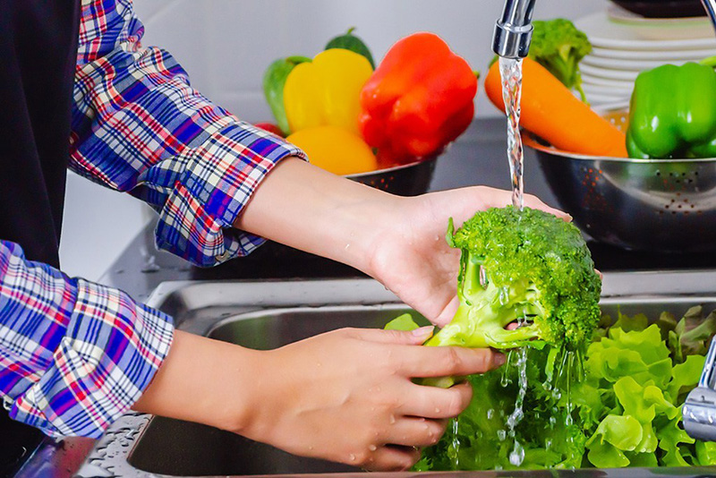 Làm sao để rửa rau sạch và an toàn cho sức khỏe